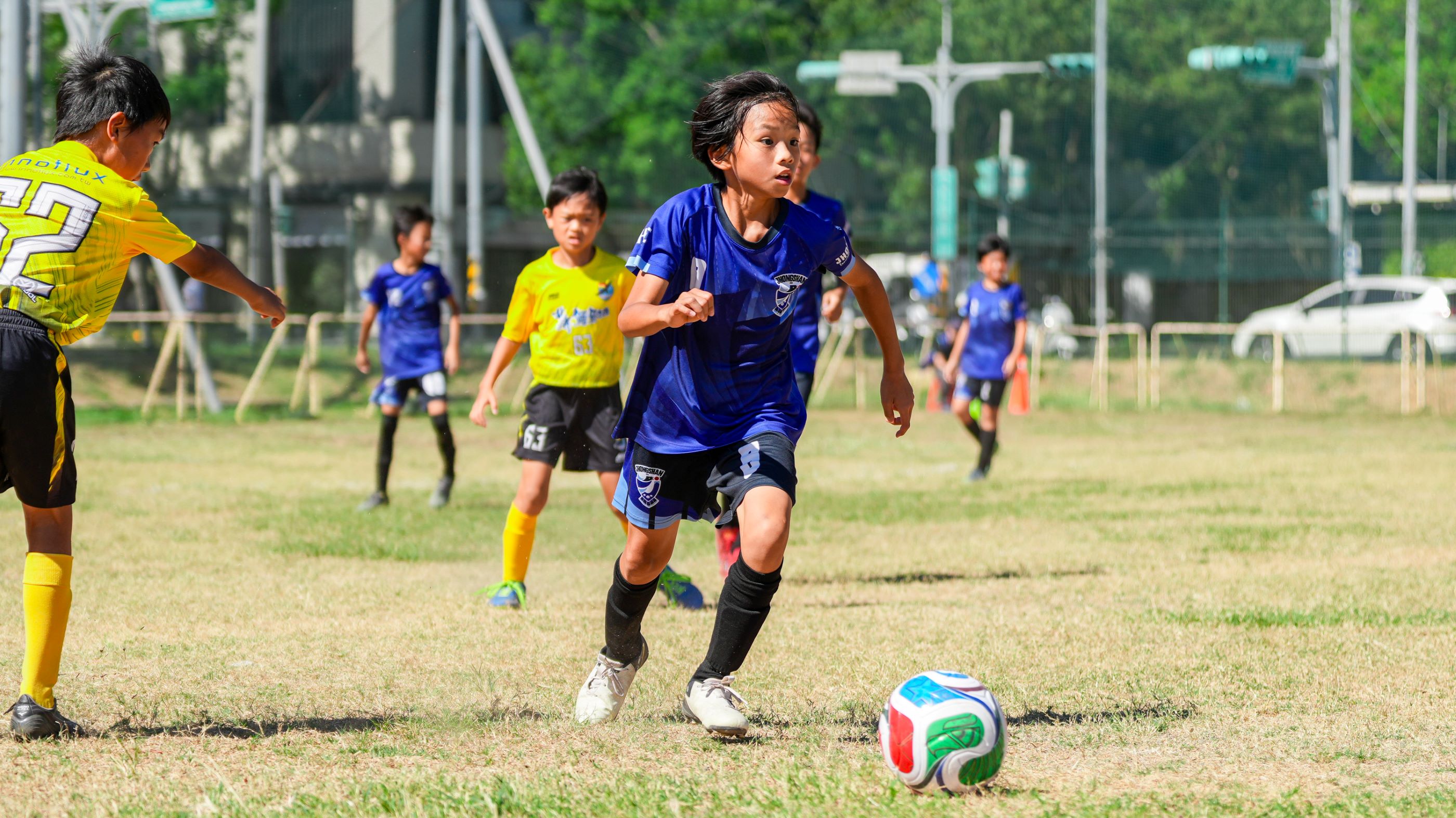 忠山實驗小學足球校隊去年12月才成立(藍)